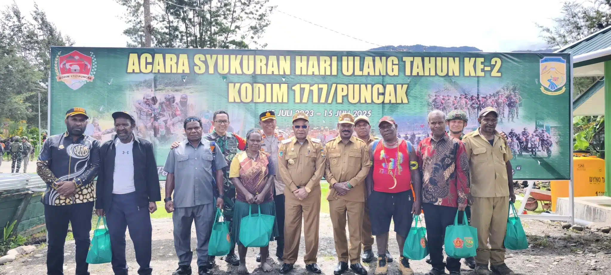Bupati Elvis Hadiri HUT Kodim Puncak dan Resmikan Kantor Koramil Ilaga